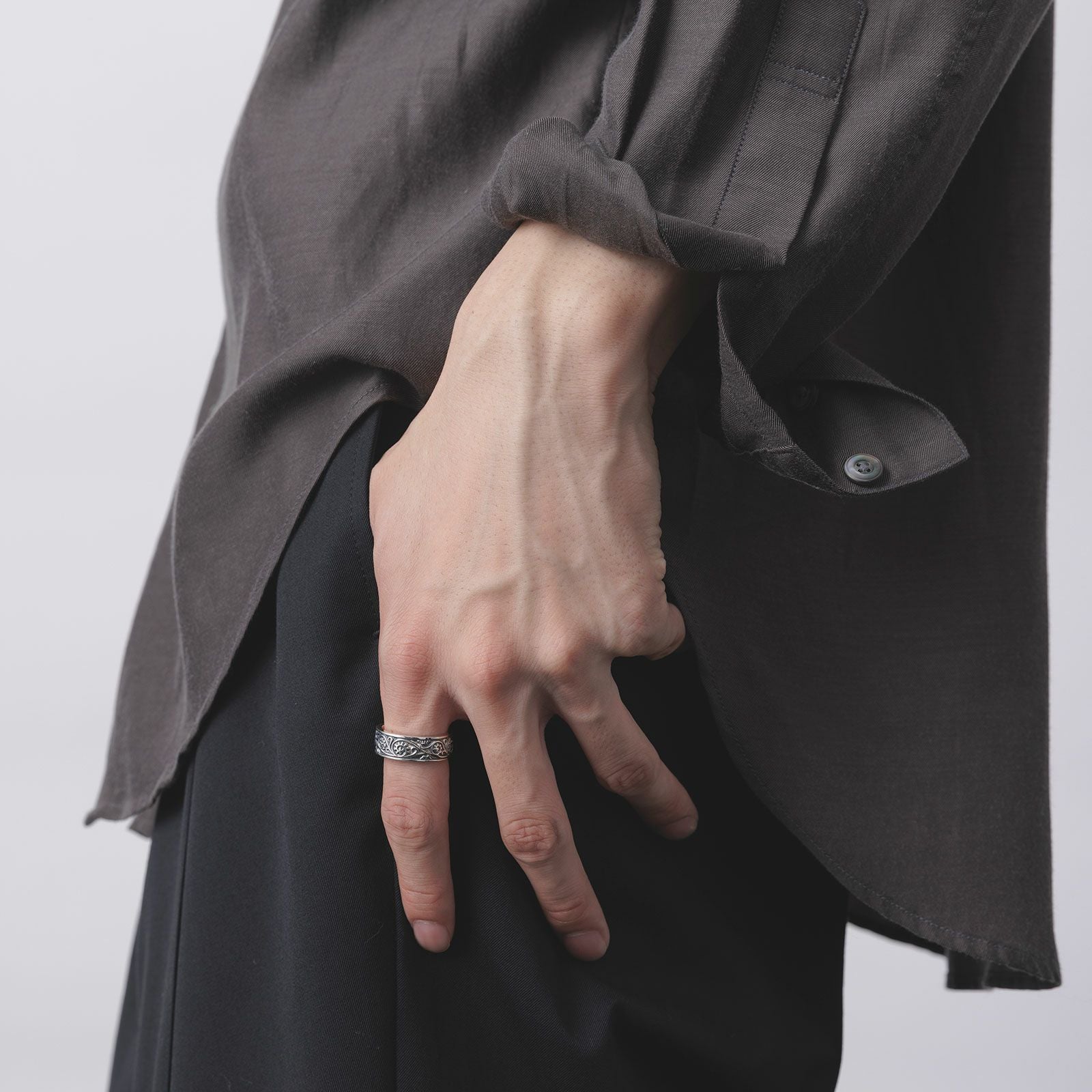 Vine Pattern Ring - Light - BLACK | GARNI ONLINE STORE