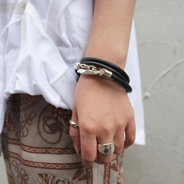 GARNI ブラックバングル Coil Bracelet | GARNI ONLINE STORE