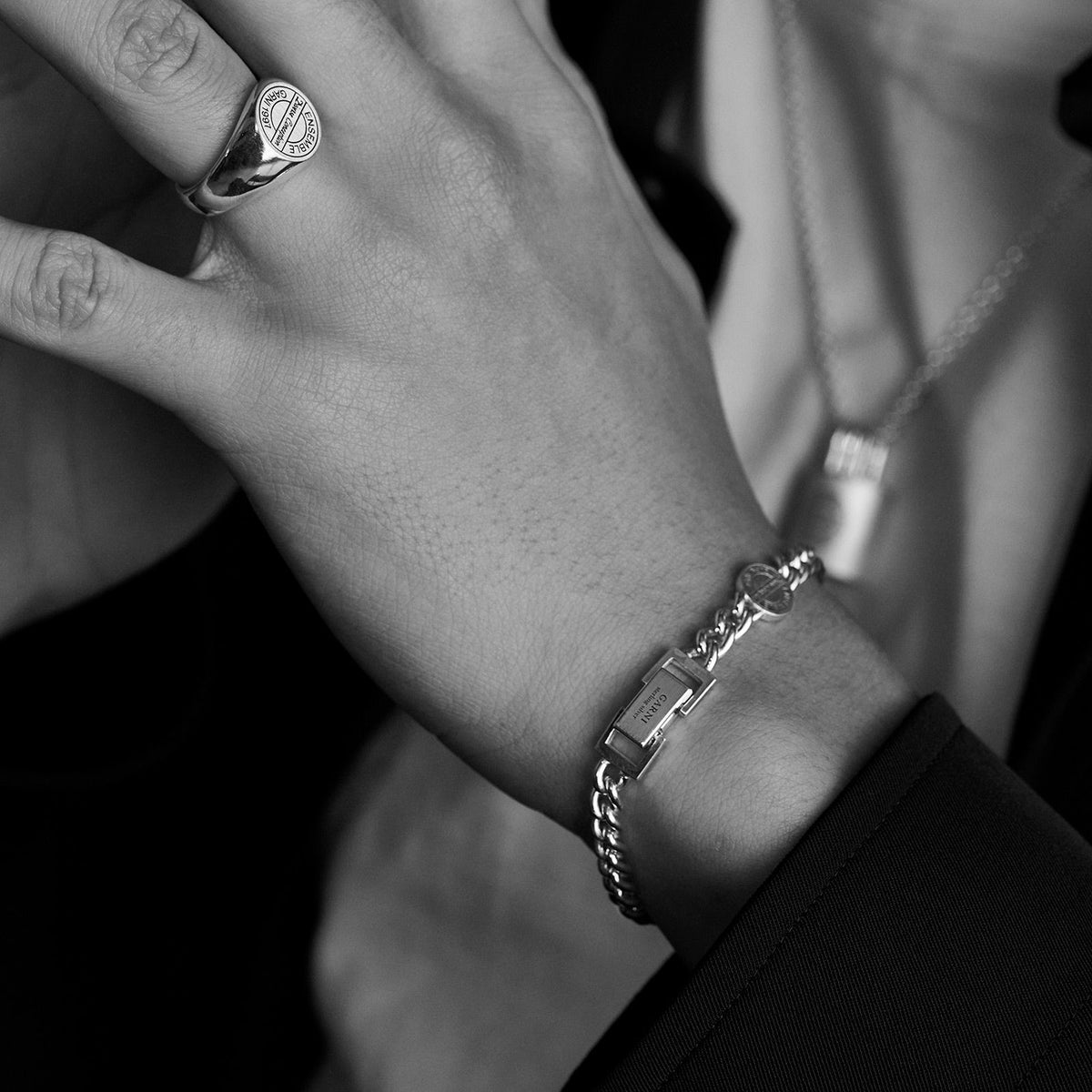 GARNI Engrave Coin Bracelet 着用イメージ