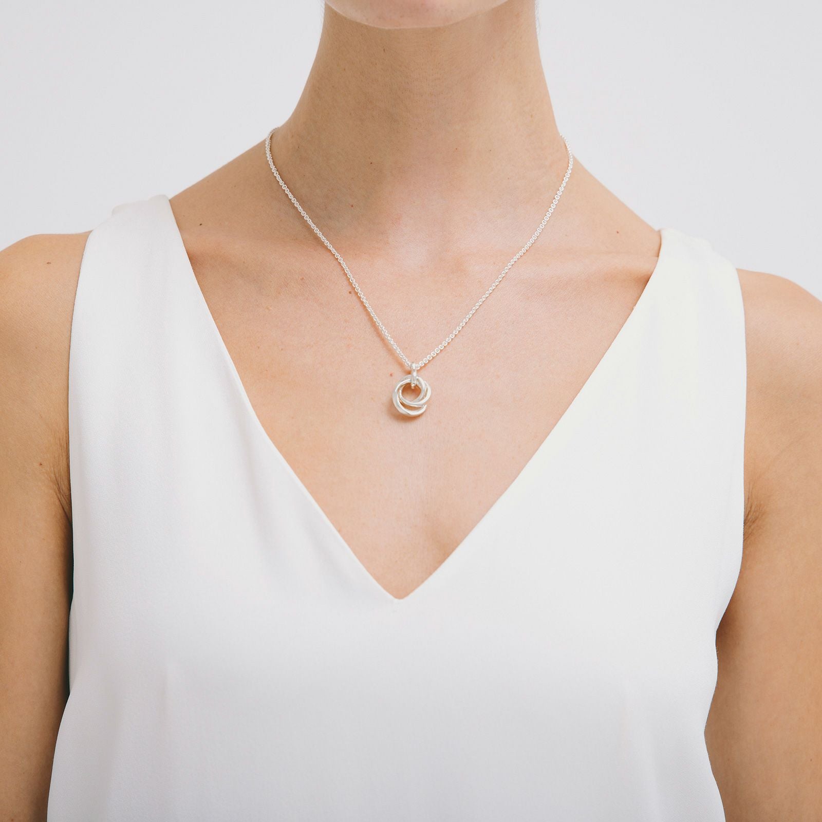 Union Triple Band Pendant | GARNI ONLINE STORE