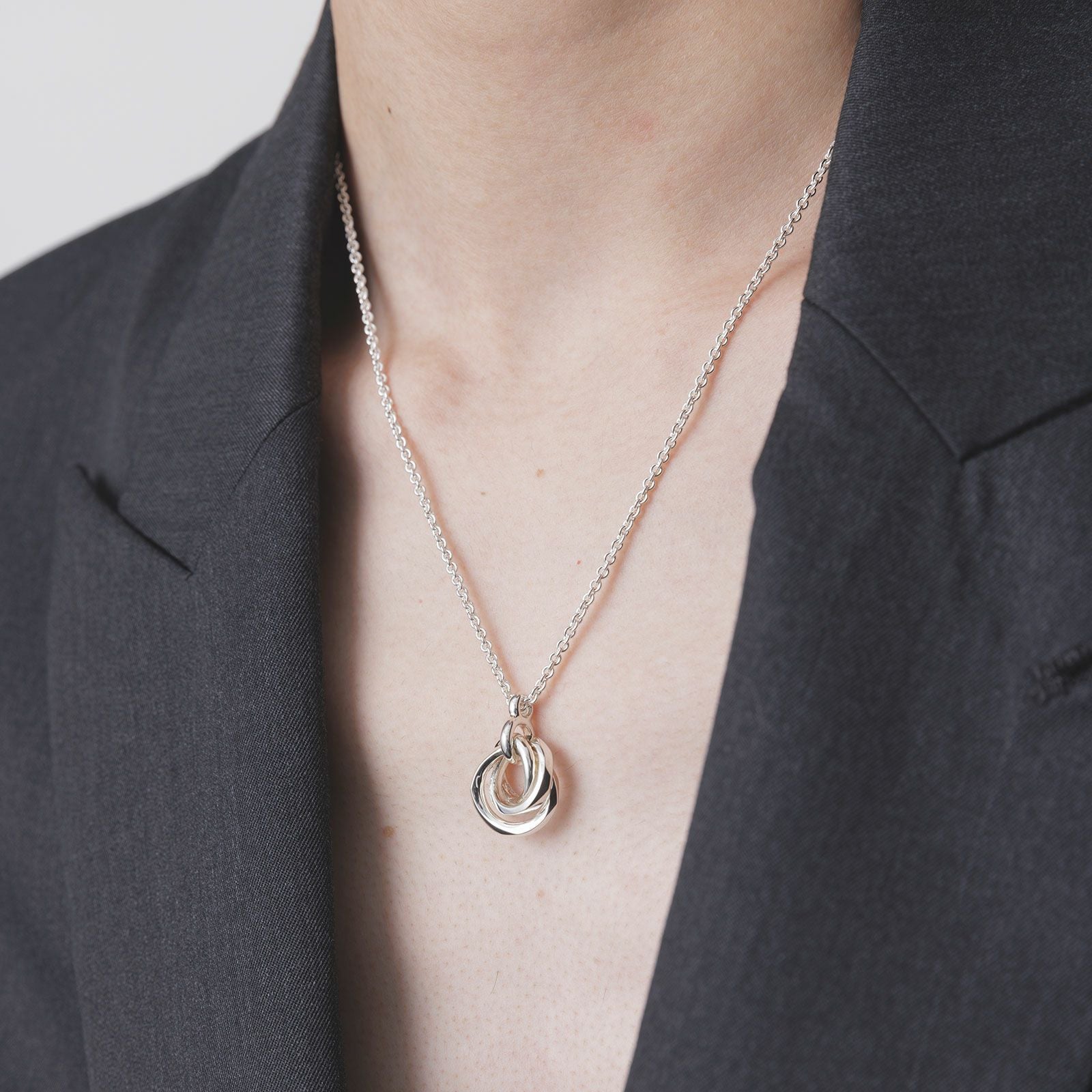 Union Triple Band Pendant | GARNI ONLINE STORE