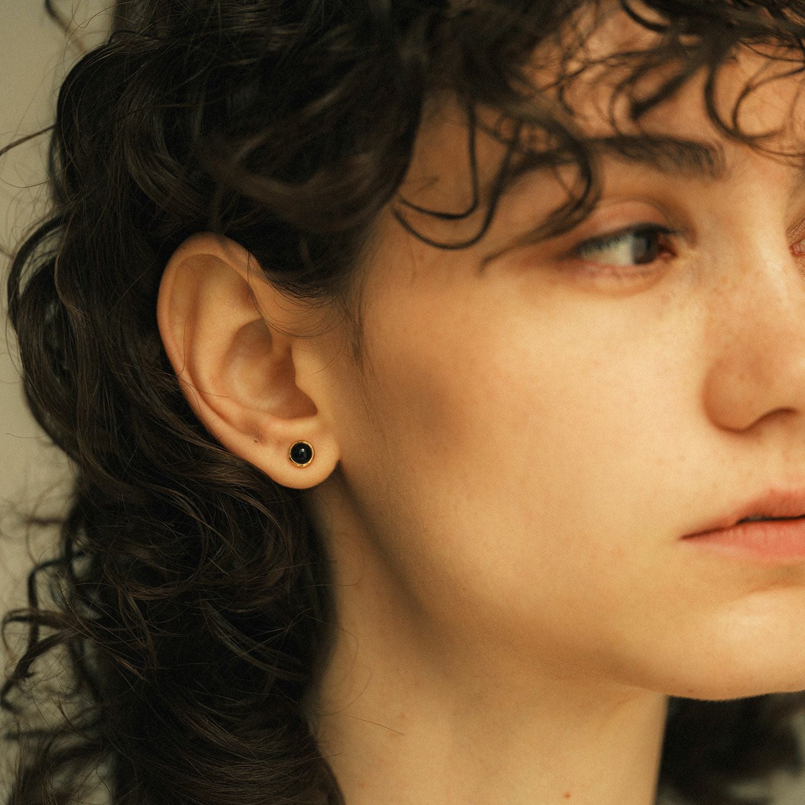 Baroque Stud Pierce - BLACK | GARNI ONLINE STORE
