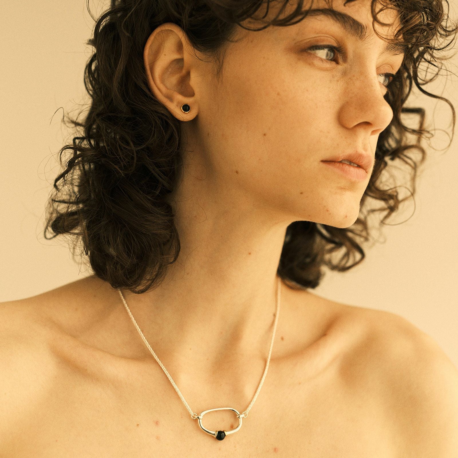 Baroque Stud Pierce - BLACK | GARNI ONLINE STORE