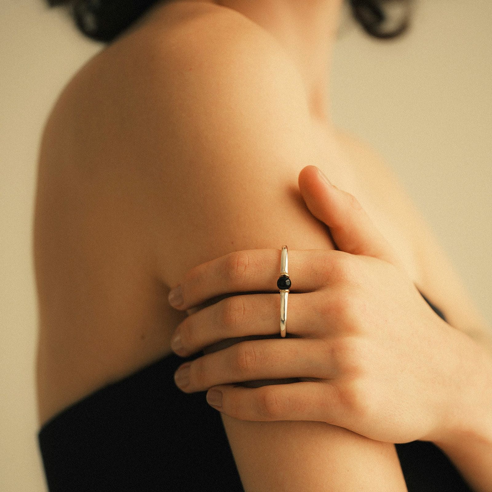 Baroque 2Finger Ring - BLACK | GARNI ONLINE STORE