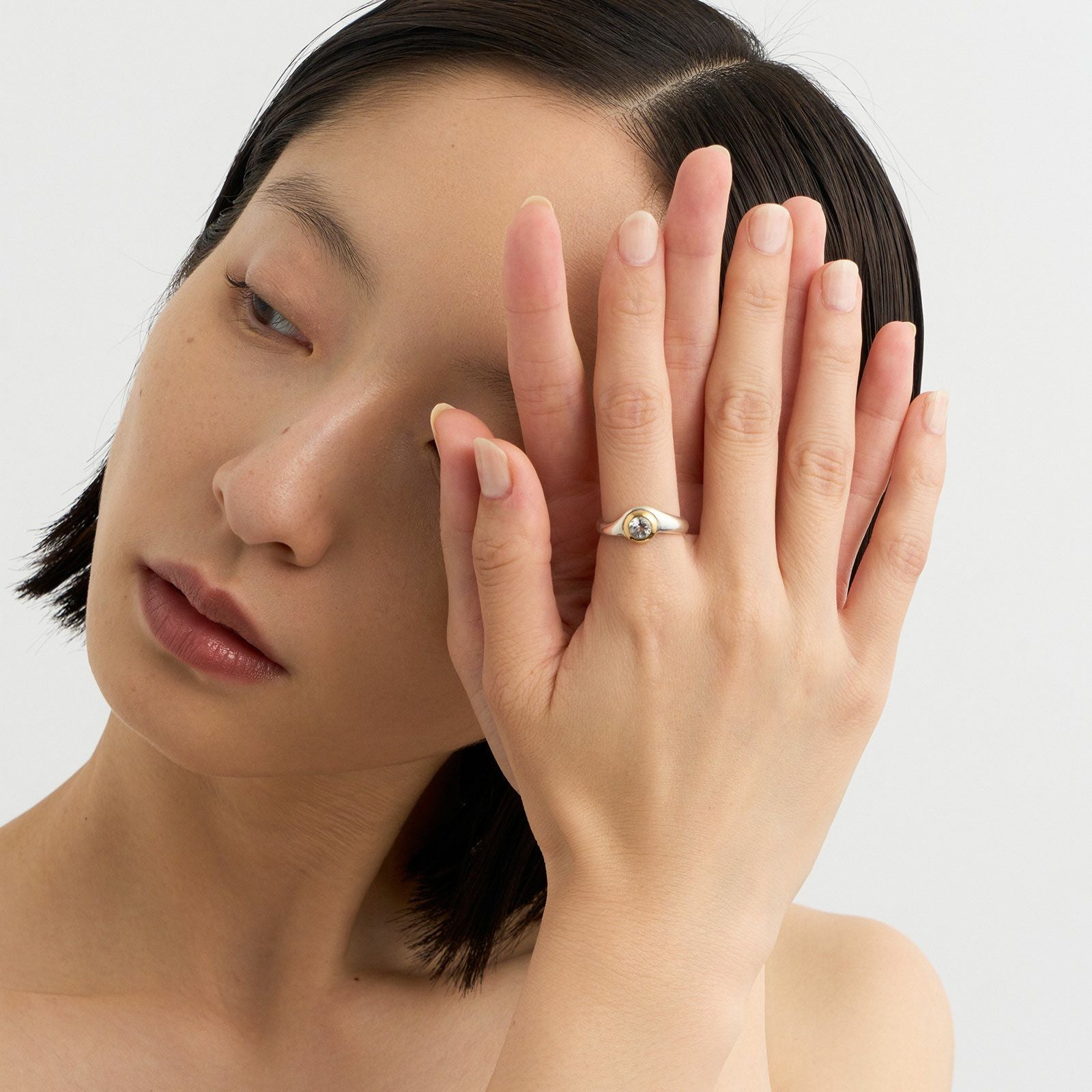 Tiny Jewel Round Ring | GARNI ONLINE STORE